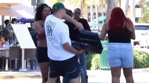 欧美街头测试搞笑视频,笑料百出，笑翻众人！